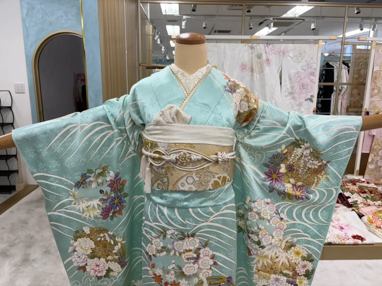 プレミアム古典吉澤織物の水色で上品に着こなせるお振袖のコーデ