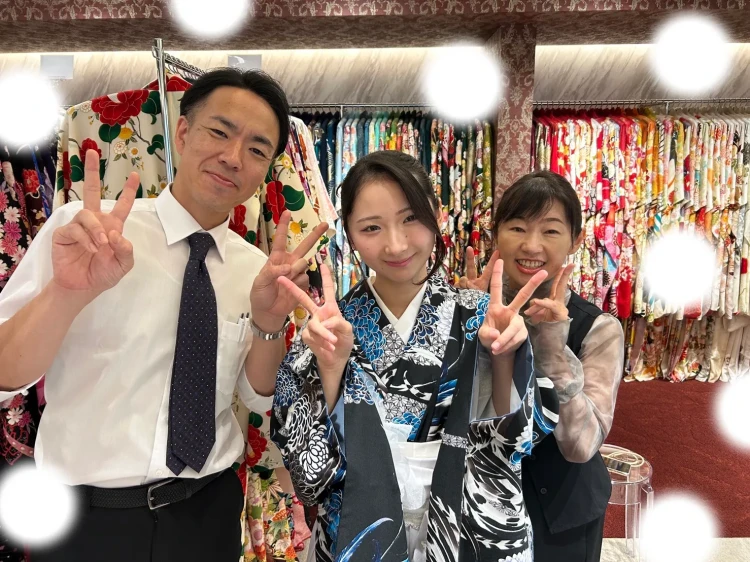 TAKAZEN東京表参道店Flagshipでジャパンスタイルの黒色と青色の袴コーデを卒業式袴レンタルでご契約いただいたお客様の紹介。