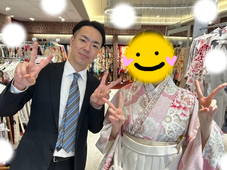 TAKAZEN東京表参道店Flagshipでちいぽぽのピンクの古典の小振袖と白色の袴をご契約いただいたお客様の紹介。