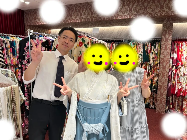 TAKAZEN東京表参道店Flagshipで、水色のくすみカラー柄の袴コーデをご契約いただいたお客様の紹介。