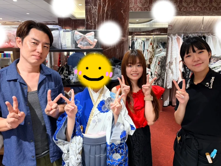 TAKAZEN東京表参道店Flagshipでちいぽぽの青色の袴コーデを卒業式袴レンタルでご契約いただいたお客様の紹介。