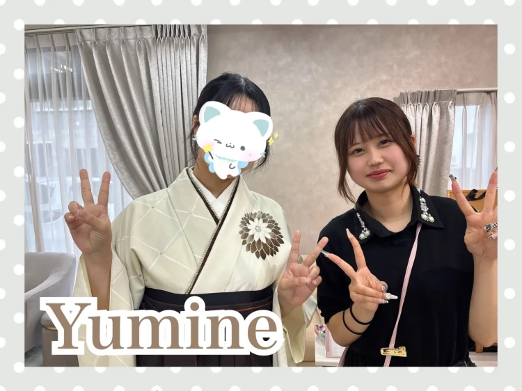 奈良店でおしゃれなホワイトの袴を試着するお客様の様子
