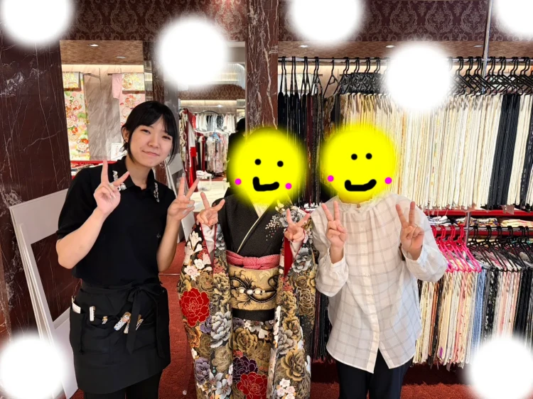TAKAZEN東京表参道店Flagshipで、赤黒色のバラ柄のモードのお振袖をレンタルでご契約いただいたお客様の紹介。