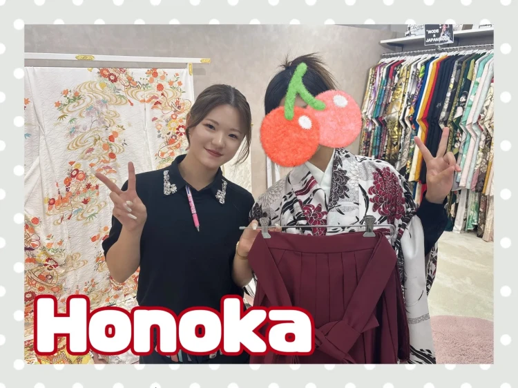 奈良店でダスティカラーのJAPAN STYLE×中村里砂ブランド袴を試着するお客様の様子