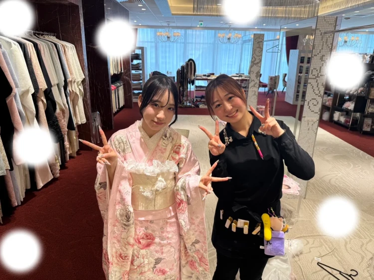 TAKAZEN東京表参道店Flagshipでオリジナルのピンク色のコスメカラーのお振袖をご契約いただいたお嬢様のご紹介。
