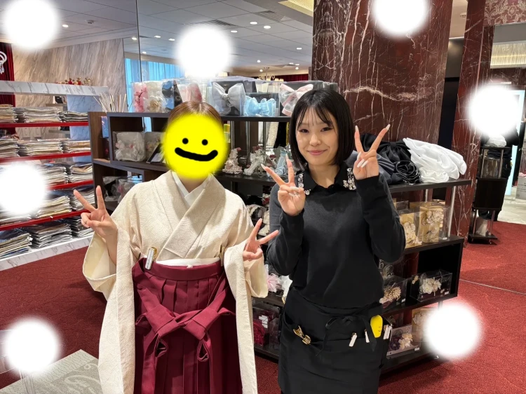 TAKAZEN東京表参道店Flagshipでクリーム色のくすみカラーの小振袖とえんじ色の袴をご契約いただいたお客様のご紹介。