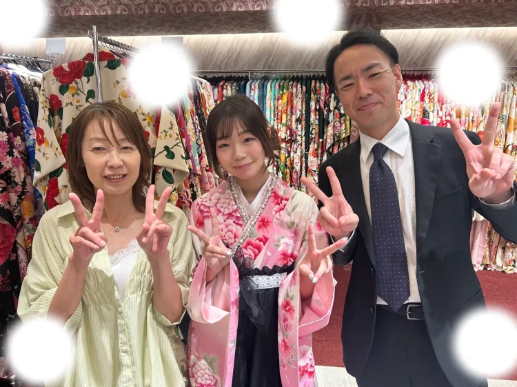 TAKAZEN東京表参道店Flagshipでピンク色のキュートガーリーな小振袖に黒色のドレス袴ドレスの袴を合わせたコーデをご契約いただいたお客様のご紹介。