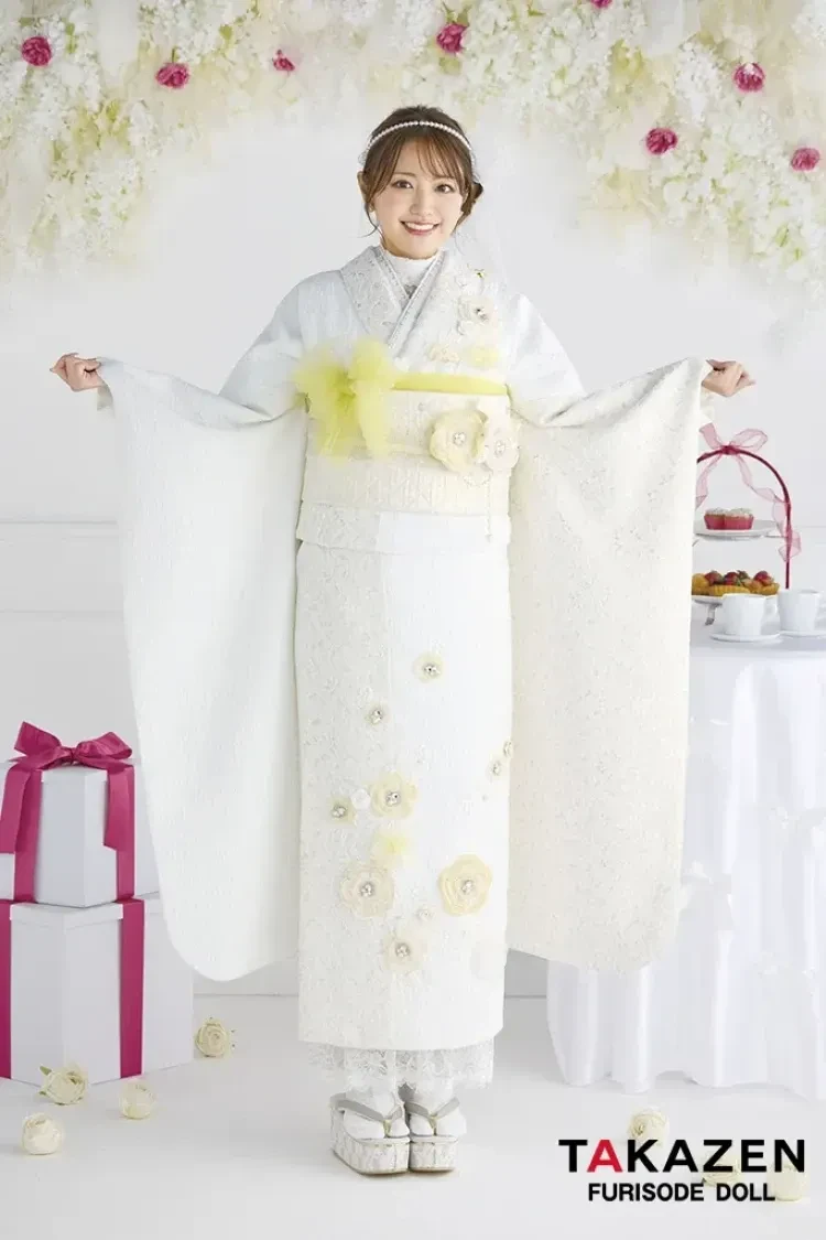TAKAZENの最新作ヘップバーンミニョンの白/イエローのおしゃれで可愛い振袖のコーディーネート例