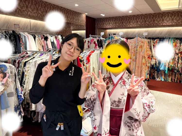 TAKAZEN東京表参道店Flagshipで淡いえんじ色の花柄の小振袖とえんじ色の刺繡袴を卒業式レンタルでご契約いただいたお客様の紹介。桜色のかわいいお振袖