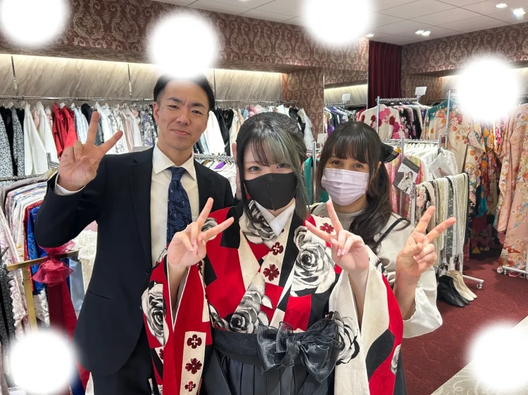 TAKAZEN東京表参道店Flagshipでの赤黒のローズ柄の袴コーデをご契約いただいたお客様の紹介。