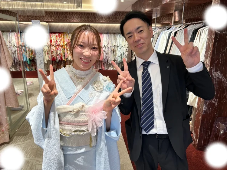 TAKAZEN東京表参道店Flagshipでヘップバーンシリーズの水色のミニョン、立体花が特徴的なお振袖の振袖をご契約いただいたお客様の紹介。桜色のかわいいお振袖
