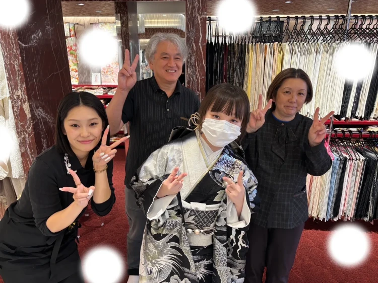 TAKAZEN東京表参道店Flagshipでジャパンモードの龍のシルバー色のお振袖をレンタルのご契約していただいたお客様のご紹介。
