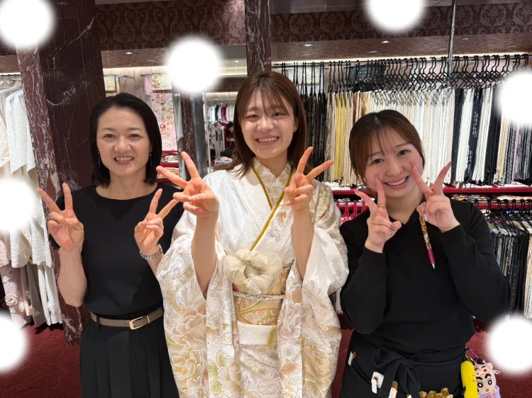 TAKAZEN東京表参道店Flagshipで白地にゴールドの古典のお振袖をご契約いただいたお嬢様のご紹介。