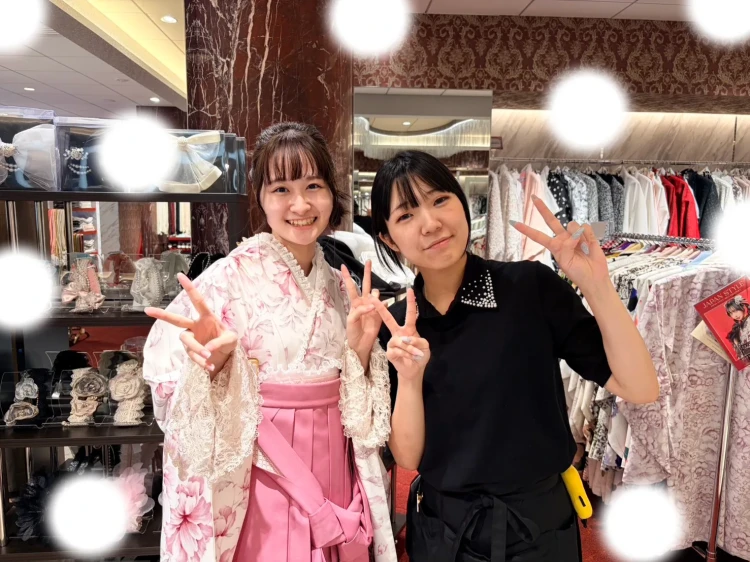 TAKAZEN東京表参道店Flagshipでちいぽぽの白地にピンクの花柄の小振袖とピンクの刺繍袴をご契約いただいたお客様の紹介。