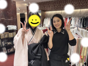 TAKAZEN東京表参道店Flagshipでくすみピンクの小振袖とレザーのKロい袴をご契約いただいたお嬢様のご紹介。