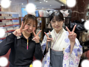 TAKAZEN東京表参道店Flagshipで白地に紫色の花柄の袴をご契約いただいたお客様のご紹介。