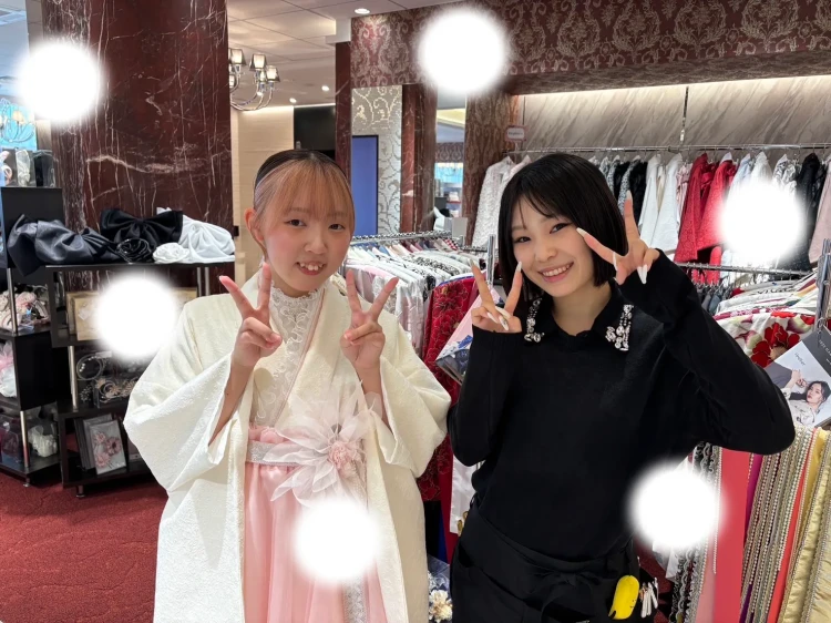 無地柄にピンクのドレス袴を合わせたコーディネートをご契約したお嬢様のご紹介