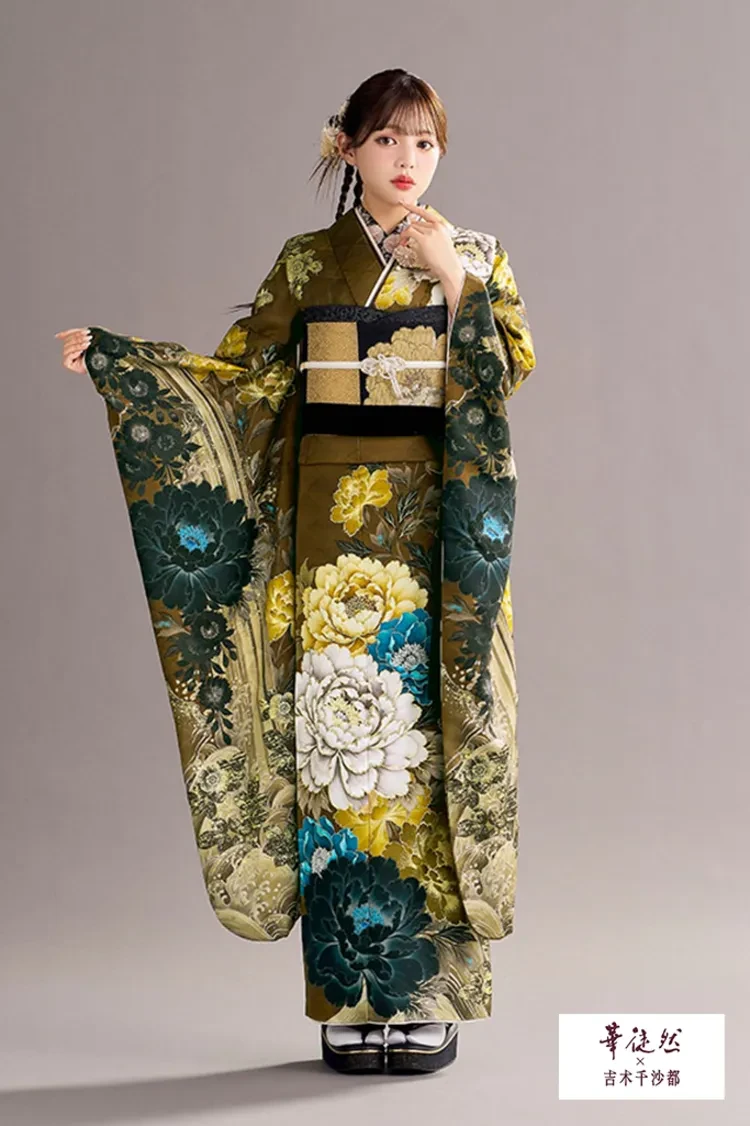 TAKAZENのレンタル振袖 華徒然×吉木千沙都ブランド振袖 カーキ ダスティーカラー 牡丹柄 大人っぽい 渋い【通販可】K1351
