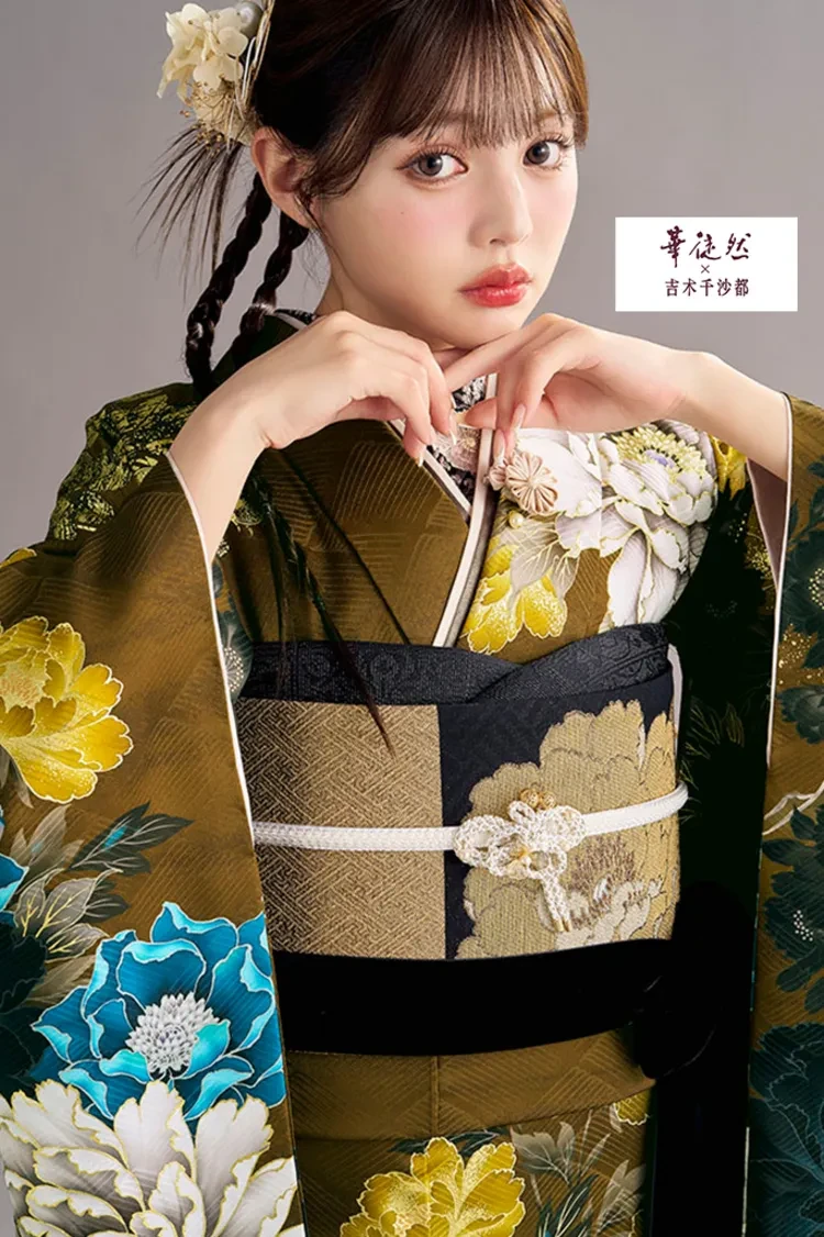 TAKAZENのレンタル振袖 華徒然×吉木千沙都ブランド振袖 カーキ ダスティーカラー 牡丹柄 大人っぽい 渋い【通販可】K1351
