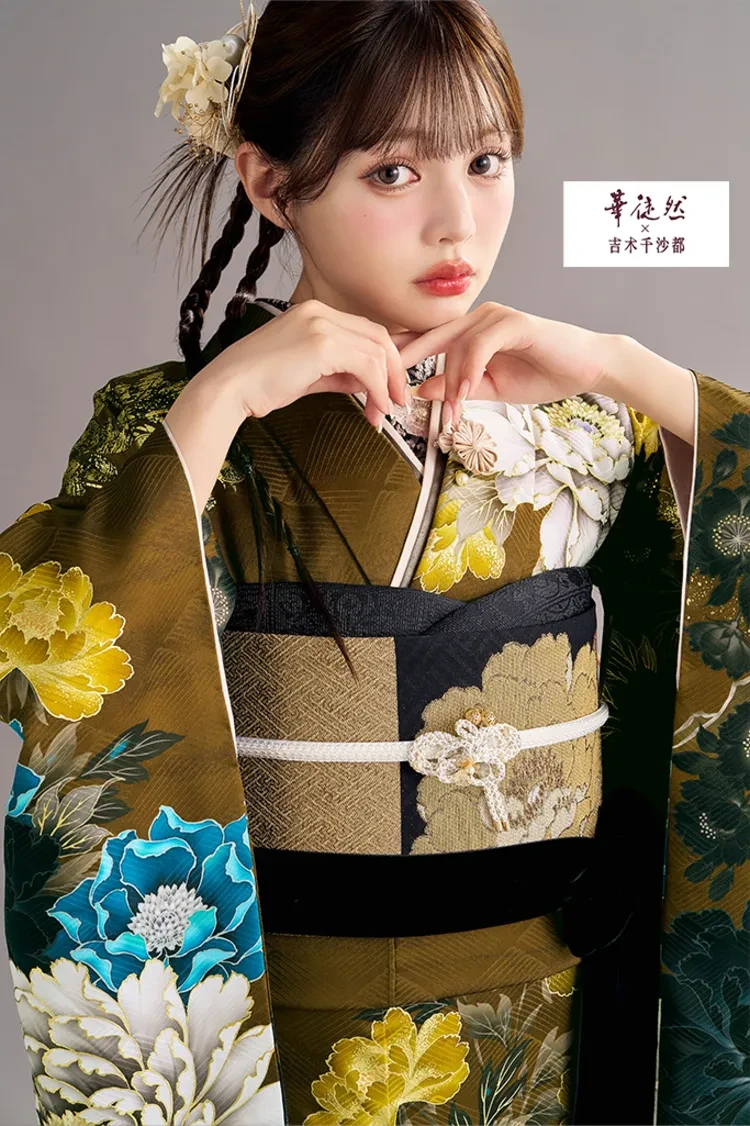 TAKAZENのレンタル振袖 華徒然×吉木千沙都ブランド振袖 カーキ ダスティーカラー 牡丹柄 大人っぽい 渋い【通販可】K1351