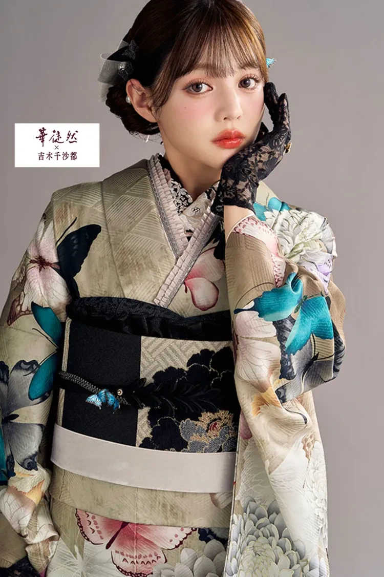 TAKAZENのレンタル振袖 華徒然×吉木千沙都ブランド振袖 ベージュ/ニュアンスカラー 菊柄/蝶々柄 華やか 大人かわいい【通販可】K1361