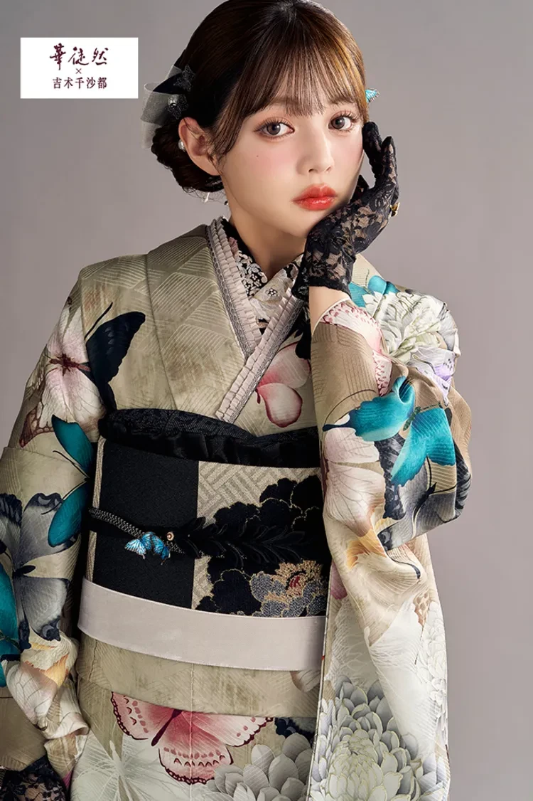 TAKAZENのレンタル振袖 華徒然×吉木千沙都ブランド振袖 ベージュ/ニュアンスカラー 菊柄/蝶々柄 華やか 大人かわいい【通販可】K1361