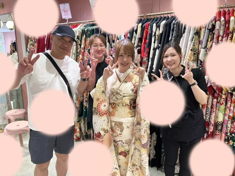 TAKAZEN姫路店で2028年成人の白地に古典柄振袖の姫ちゃん。