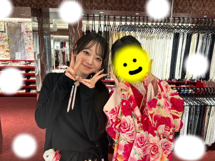 TAKAZEN東京表参道店Flagshipで赤のバラ柄のキュートなお振袖をご試着していただいたお珠様のご紹介