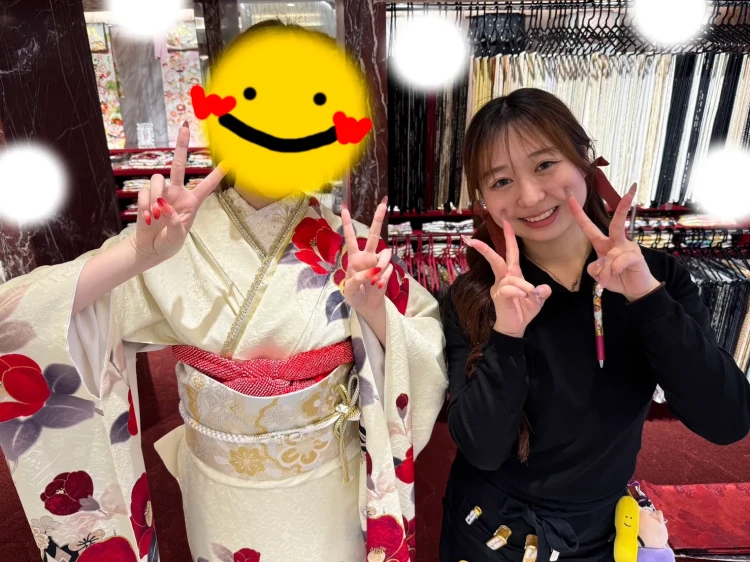 TAKAZEN東京表参道店Flagshipでクリーム地に椿柄のレトロな振袖をご契約いただいたお客様の紹介。