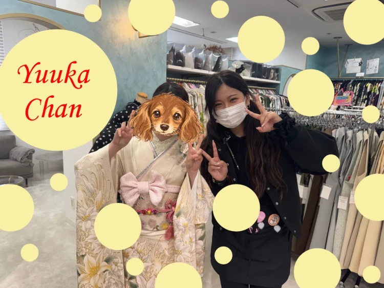 TAKAZEＮ心斎橋店で2028年の成人式に向けて振袖選びに来られたお客様とのツーショット。白地に大きな百合の花がとっても上品なお振袖です。