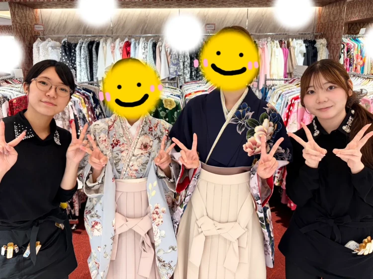 TAKAZEN東京表参道店Flagshipで紺色の古典柄の袴と、くすみカラーのガーリーの袴をご契約いただいたお客様の紹介。