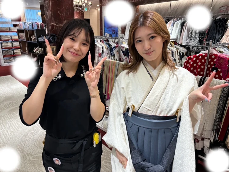 TAKAZEN東京表参道店Flagshipでレンタルできるクリーム色の小振袖とネイビーの袴をご契約いただいたお嬢さまのご紹介。