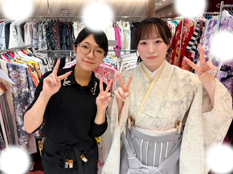TAKAZEN東京表参道店Flagshipで白色のくすみカラーの袴コーデをレンタルでご契約いただいたお客様の紹介。