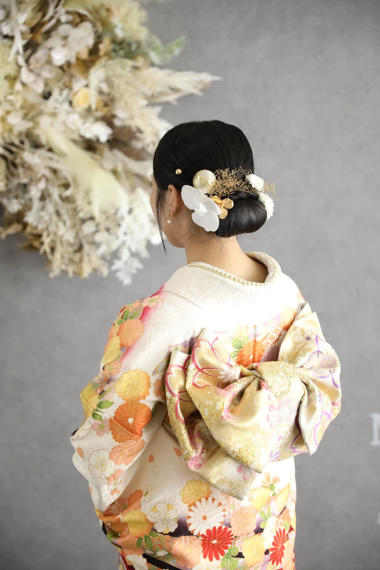 振袖に合うアップヘアスタイルを紹介している写真