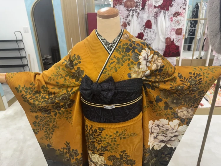  からし色の振袖に黒帯を合わせた、モードで大人っぽい振袖スタイル