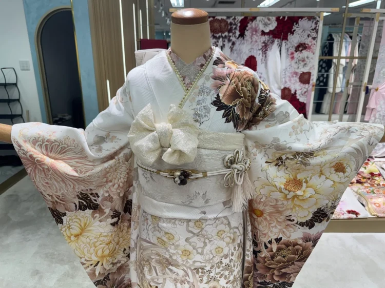 白地にくすみピンクやブラウン、ゴールドの花柄をあしらった上品な振袖