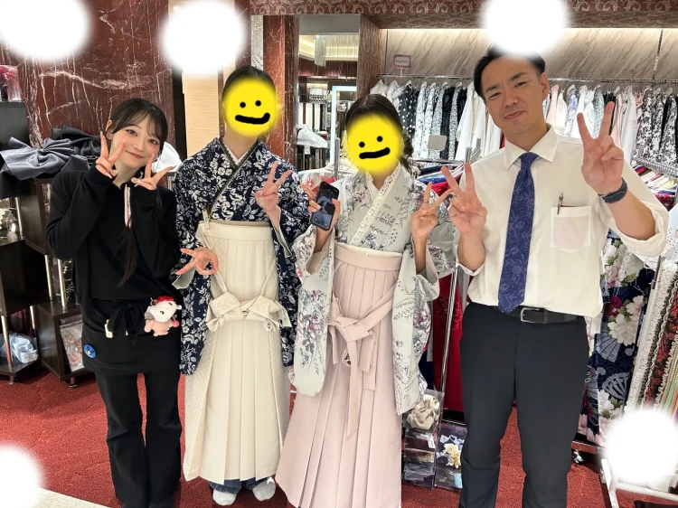 TAKAZEN東京表参道店Flagshipで黒地に小花柄やくすみカラーのジル・スチュアートの袴をレンタルされたお嬢様たちのご紹介