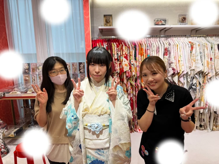 2027年成人でくすみカラー水色振袖でフォトプランご契約いただいたお嬢様