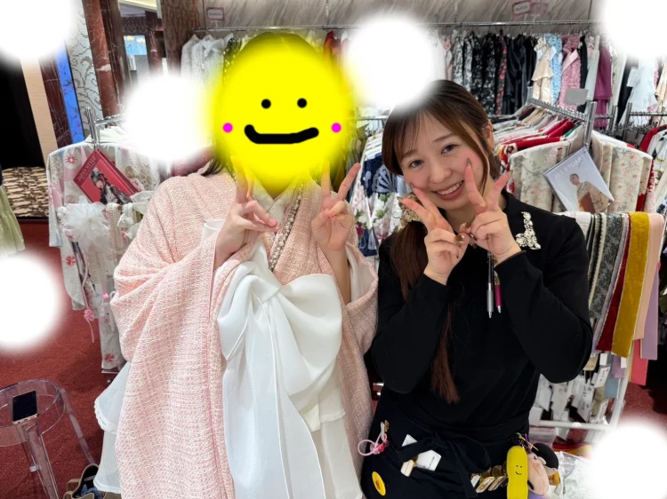 TAKAZEN東京表参道店Flagshipでのピンク色のヘップバーンシリーズの袴コーデをレンタルでご契約いただいたお客様の紹介。