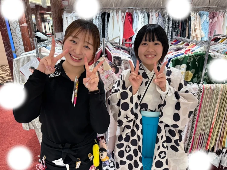 TAKAZEN東京表参道店Flagshipで水玉の小振袖と水色の袴をご契約いただいたお嬢さまのご紹介
