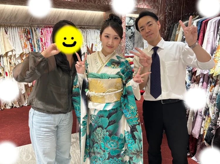 TAKAZEN東京表参道店Flagshipで白地にキラキラな緑色のモードなお振袖をご契約いただいたお嬢さまのご紹介。