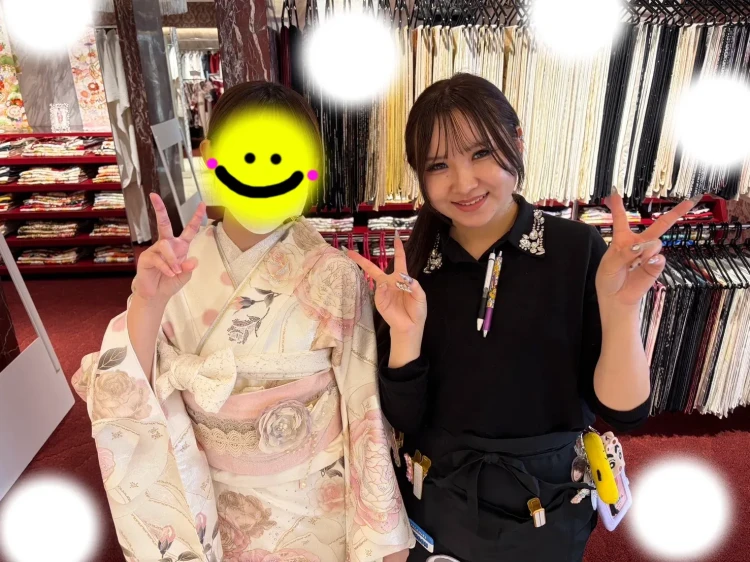 TAKAZEN東京表参道店Flagshipでピンク色のヘップバーンシリーズの振袖をレンタルでご契約いただいたお客様の紹介。