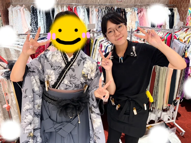 TAKAZEN東京表参道店Flagshipでちいぽぽのグレーの袴コーデを卒業式袴レンタルでご契約いただいたお客様の紹介。