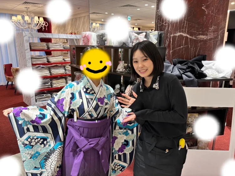 TAKAZEN東京表参道店Flagshipで青と紫色の小振袖と紫色のグラデーションの袴を卒業式袴レンタルでご契約いただいたお客様の紹介。