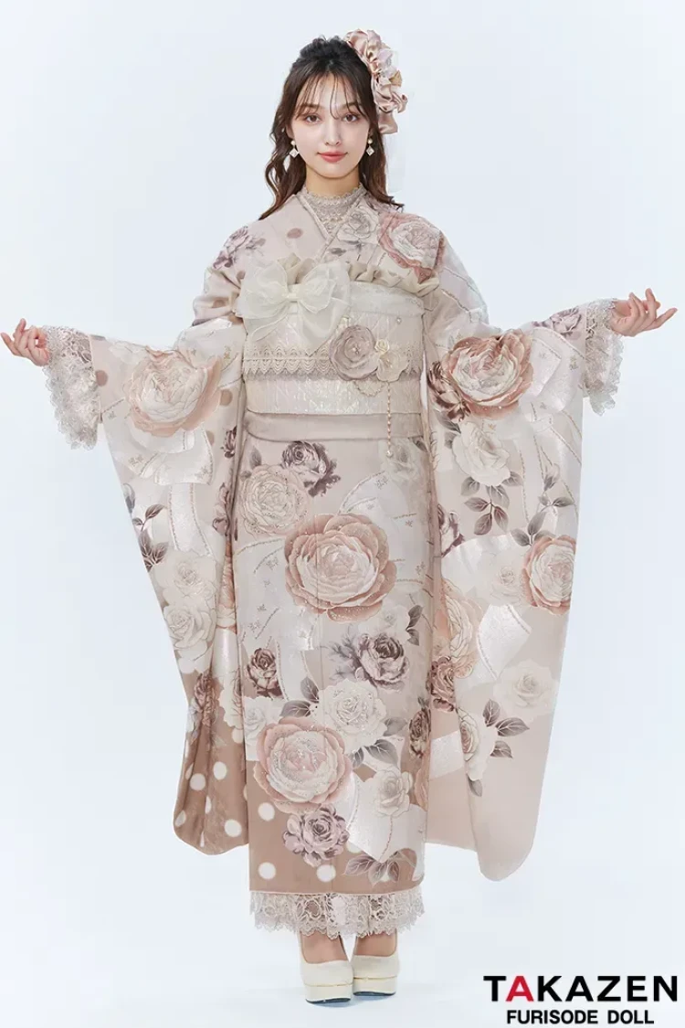 TAKAZEN奈良店で人気のヘップバーンシリーズのくすみブラウンでバラが豪華なお振袖のコーディネート例
