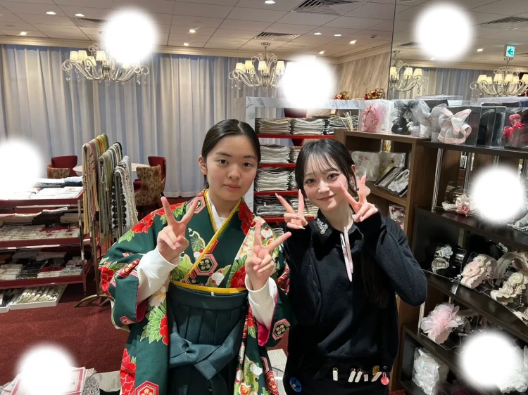 TAKAZEN東京表参道店Flagshipで緑色の王道古典柄の袴コーデを卒業式袴レンタルでご契約いただいたお客様の紹介。