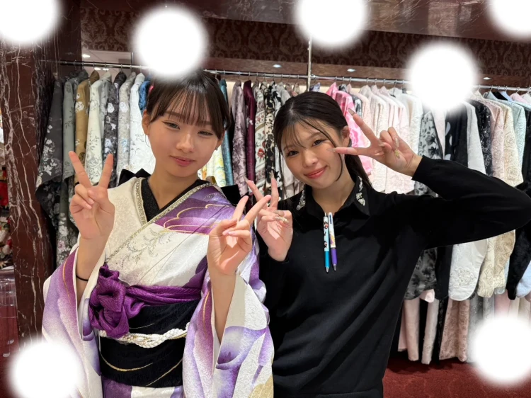 TAKAZEN東京表参道店Flagshipで紫色のモードの振袖をレンタルでご契約いただいたお客様の紹介。
