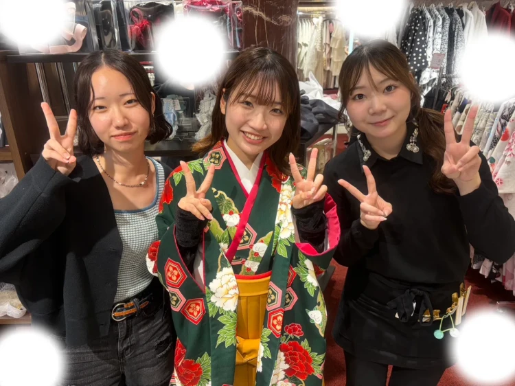 TAKAZEN東京表参道店Flagshipで緑色の王道古典柄の袴コーデをレンタルでご契約いただいたお客様の紹介。