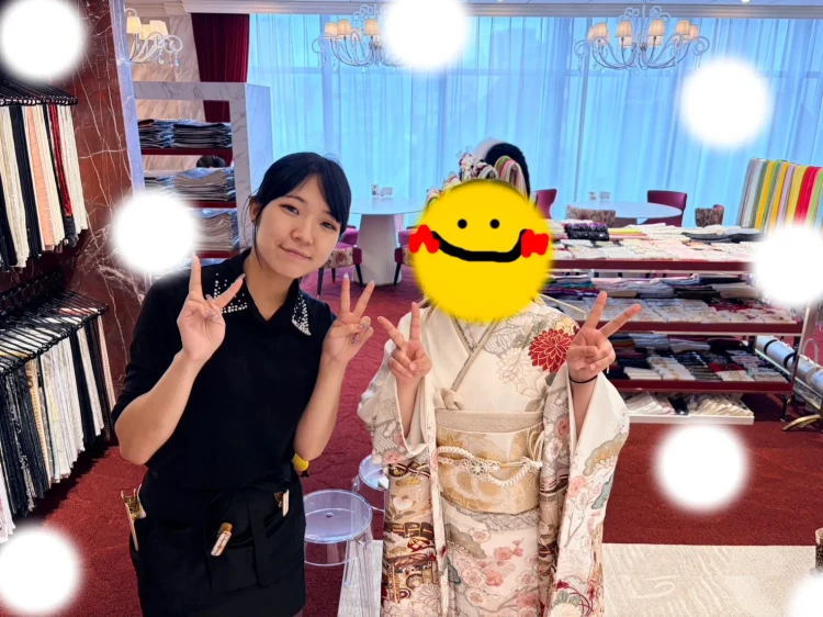 TAKAZEN東京表参道店Flagshipで白地にピンクや赤色の正統派古典の振袖でフォトプランをご契約いただいたお客様の紹介。