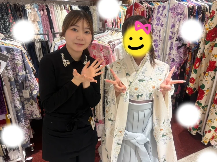 TAKAZEN東京表参道店Flagshipでクリーム色のHeatherのブランド袴をご契約いただいたお客様の紹介。
